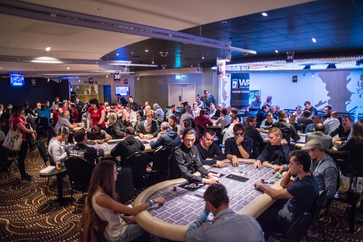 Cum se desfasoara o seara intr un club de poker live