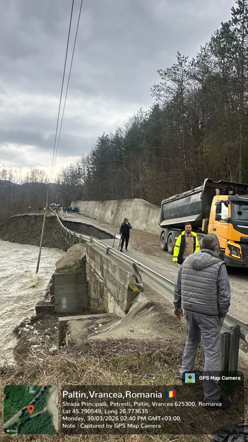 DJ 205D distrus de inundatie in zona satului Prahuda presedintele Halici Vom interveni in cel mai scurt timp posibil