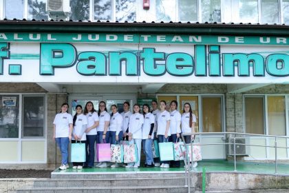 FOTO Cadou ri pentru mamele internate la Spitalul Jude tean din partea doamnelor ortodoxe din Parohia Neculele