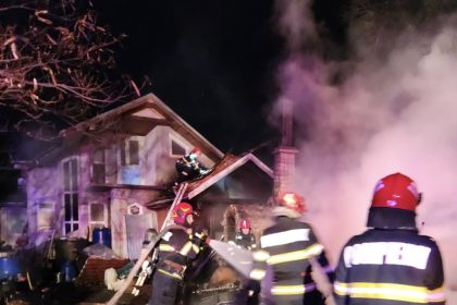 FOTO Explozie urmata de incendiu intr o gospodarie din Golesti Proprietarul a suferit arsuri severe