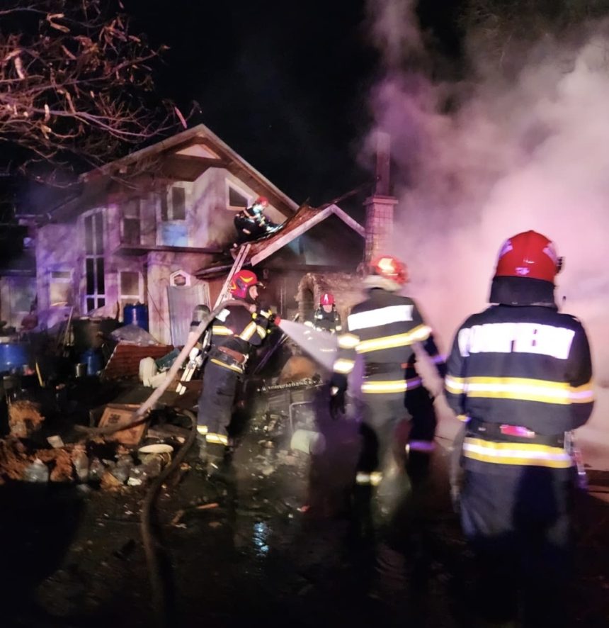 FOTO Explozie urmata de incendiu intr o gospodarie din Golesti Proprietarul a suferit arsuri severe