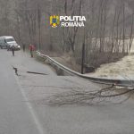 FOTO Traficul rutier restrictionat pe DJ 205 D la Prahuda Paltin din cauza unei alunecari de teren
