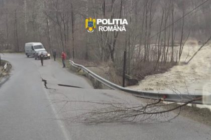 FOTO Traficul rutier restrictionat pe DJ 205 D la Prahuda Paltin din cauza unei alunecari de teren
