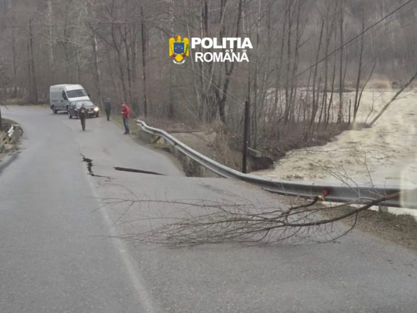 FOTO Traficul rutier restrictionat pe DJ 205 D la Prahuda Paltin din cauza unei alunecari de teren