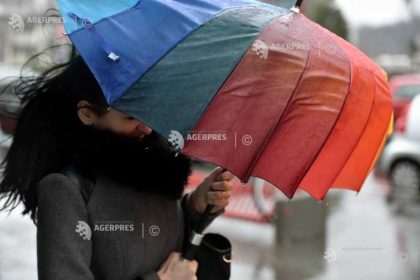 Vant puternic ploi moderate si ninsori in zona montana pana luni dimineata