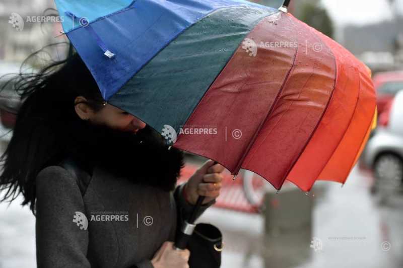 Vant puternic ploi moderate si ninsori in zona montana pana luni dimineata