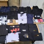 Barbat retinut de jandarmi in timp ce comercializa in Focsani haine si parfumuri de marca fara acte legale