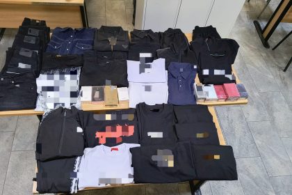 Barbat retinut de jandarmi in timp ce comercializa in Focsani haine si parfumuri de marca fara acte legale