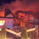 Casa mistuita de flacari la Slobozia Bradului un autoturism a fost complet distrus in incendiu