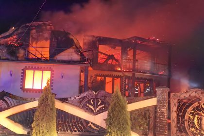 Casa mistuita de flacari la Slobozia Bradului un autoturism a fost complet distrus in incendiu