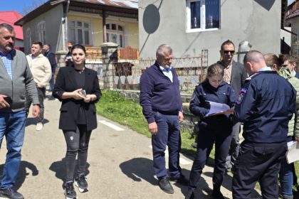 FOTO Evaluarea pagubelor cauzate de incendiul din Soveja 27 de locuinte si anexe distruse in totalitate 2 afectate in proportie de 75 ce urmata