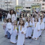 FOTO Focsani Procesiune de Florii si trandafiri oferite participantilor ca amintire