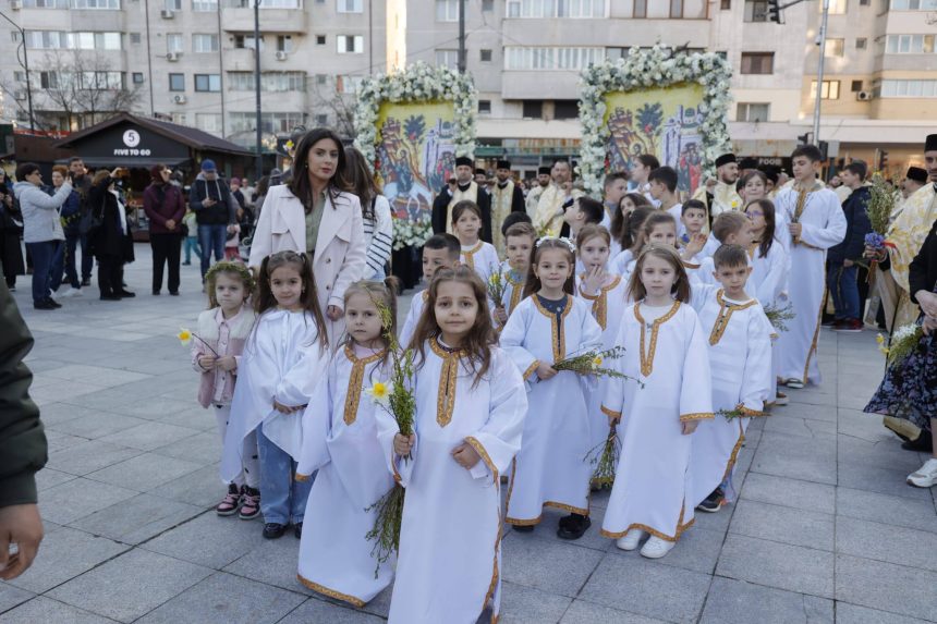 FOTO Focsani Procesiune de Florii si trandafiri oferite participantilor ca amintire