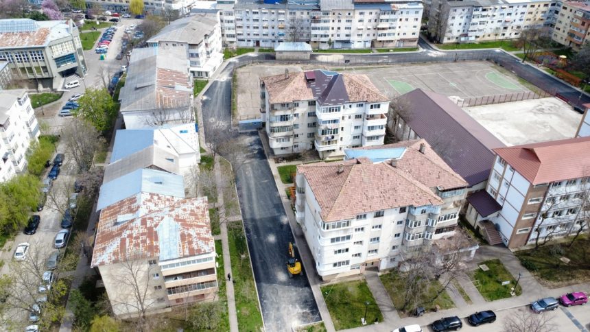 FOTO Focsani Se continua asfaltarea parcarilor si strazilor