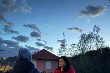 FOTO Mobilizare a Crucii Rosii pentru locuitorii din Soveja ale caror case au fost distruse de incendiu