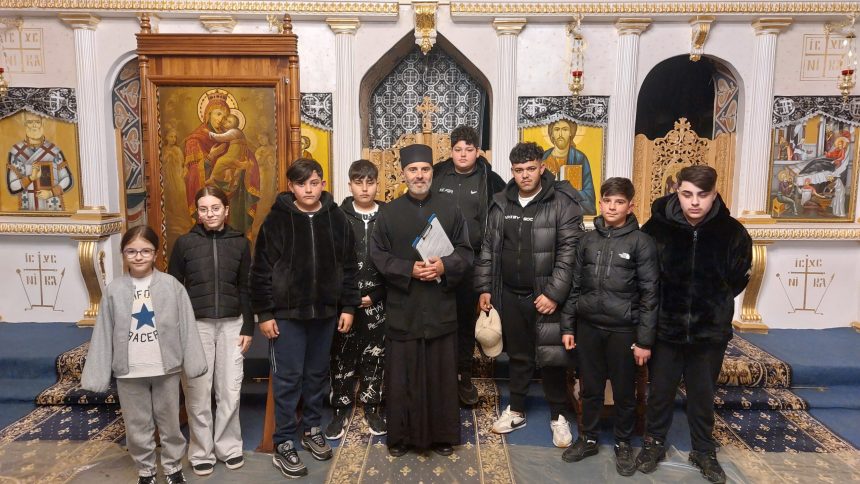 FOTO Parohia Tamboesti cateheze omagiu aurus familiei si diploma pentru o batrana din sat