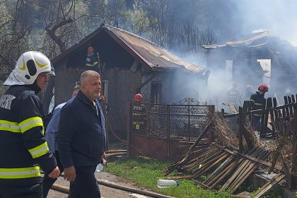 FOTO Prefectul Marius Iorga Incendiul de la Soveja a fost stins fortele de interventie raman in zona pe timpul noptii