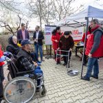 FOTO Senatorul Graur primarul Mirza prefectul Iorga reprezentanti ai Crucii Rosii si DSP impreuna cu seniorii