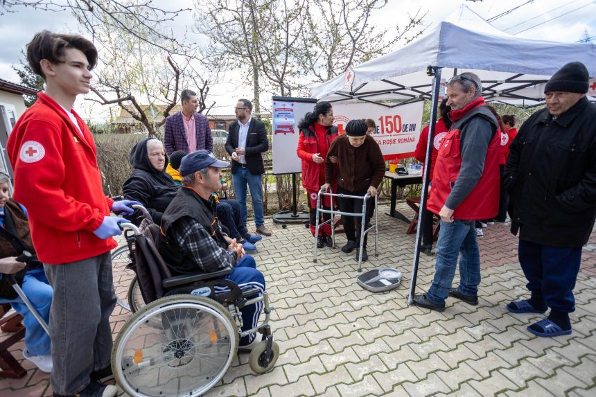 FOTO Senatorul Graur primarul Mirza prefectul Iorga reprezentanti ai Crucii Rosii si DSP impreuna cu seniorii