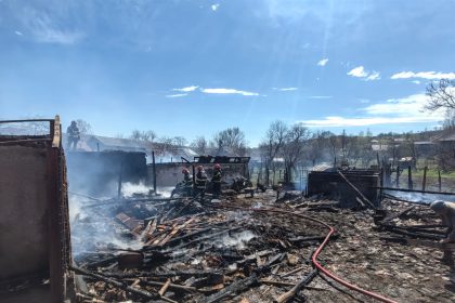 FOTO incendii ieri in Racoasa si Tamboesti un barbat a suferit arsuri de gradul III