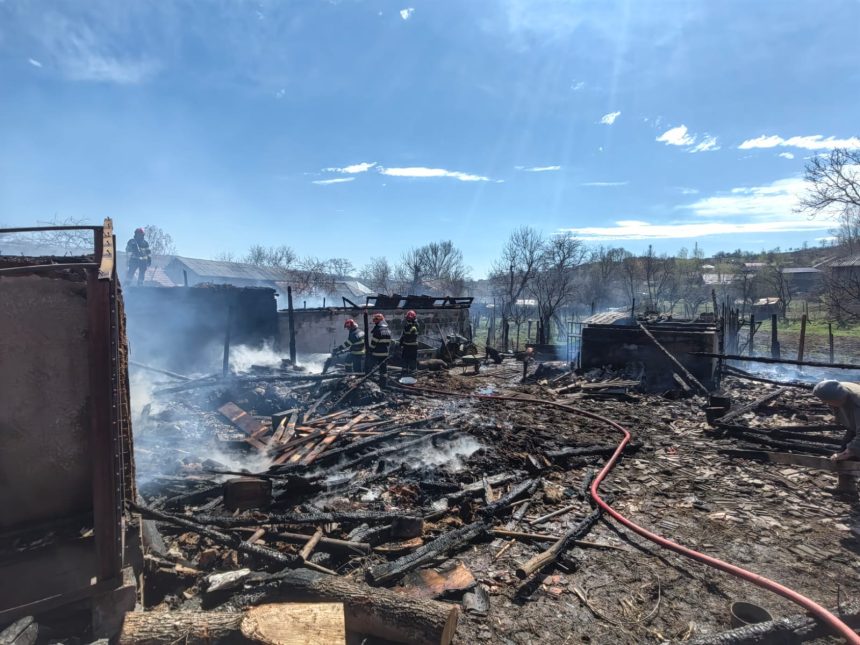 FOTO incendii ieri in Racoasa si Tamboesti un barbat a suferit arsuri de gradul III