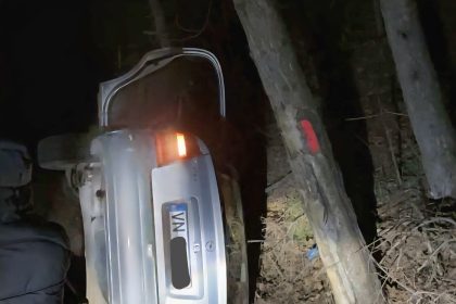 Patru tineri au avut un accident si sau rasturnat cu masina in sant in noaptea de dinainte