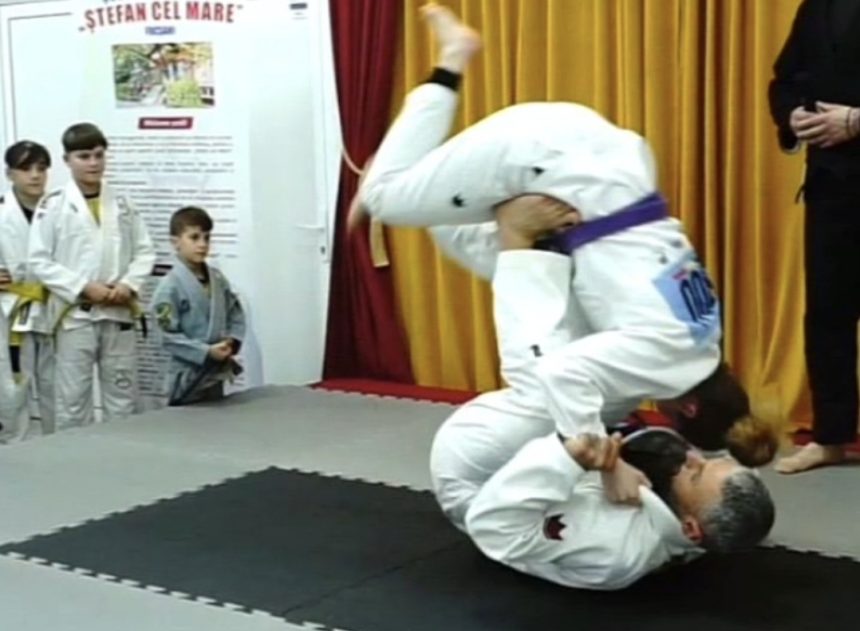 VIDEO Demonstraie de Jiu Jitsu la coal ntre un jandarm din Vrancea i fiica sa campioan european