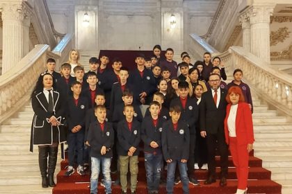 VIDEO Elevi din Vrancea in vizita la Parlamentul Romaniei invitati de senatorul Catalin Graur