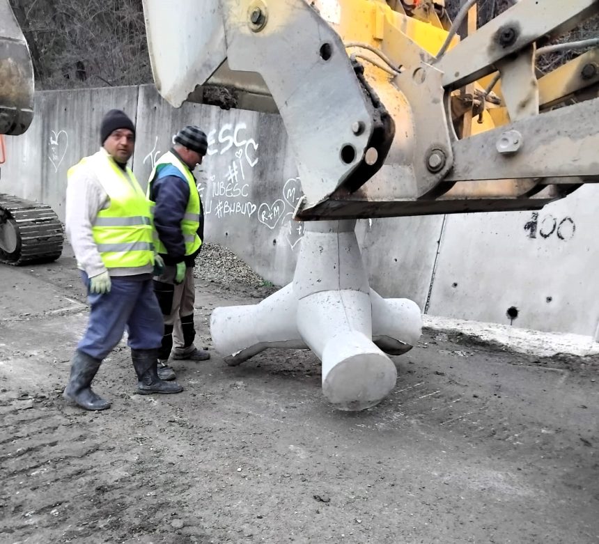 VIDEO FOTO SGA Vrancea echipe si utilaje mobilizate pentru protejarea DJ 205D in Paltin