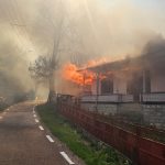 VIDEO jandarmii din Vrancea alaturi de pompieri la stingerea incendiului din Soveja