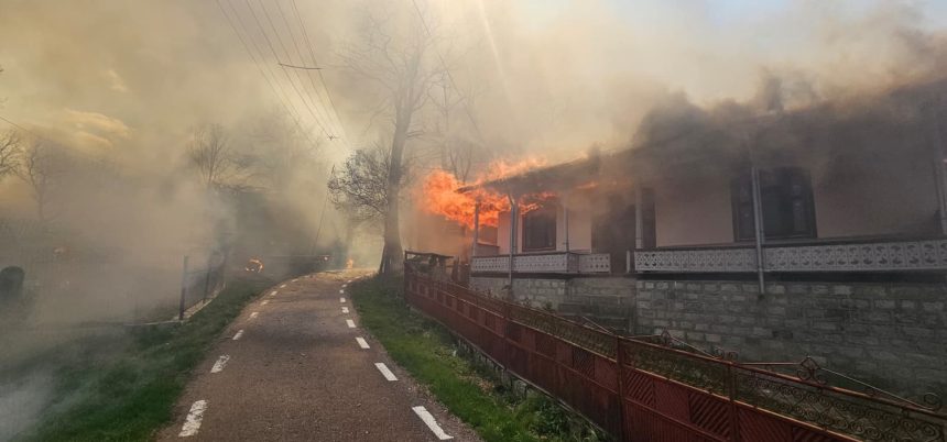 VIDEO jandarmii din Vrancea alaturi de pompieri la stingerea incendiului din Soveja