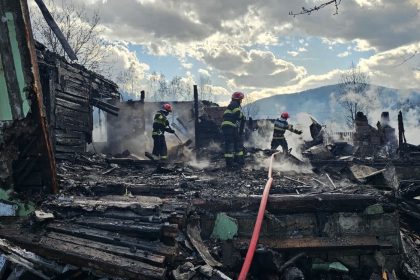 foto zeci de case distruse de flacari ieri la soveja voluntarii si fortele mai sau mobilizat exemplar insa oamenii au nevoie de ajutor