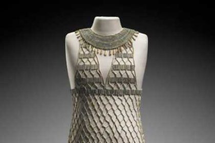 rochie de plasa cu margele vechi de 4500 de ani descoperita in egipt in 1927 reconstituita de specialisti