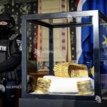 video foto coiful de la cotoftenesti si doua dintre cele trei bratari dacice din aur predate autoritilor romane