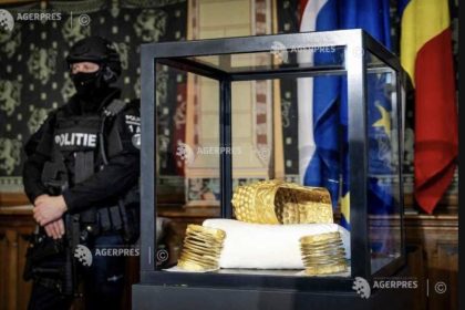 video foto coiful de la cotoftenesti si doua dintre cele trei bratari dacice din aur predate autoritilor romane