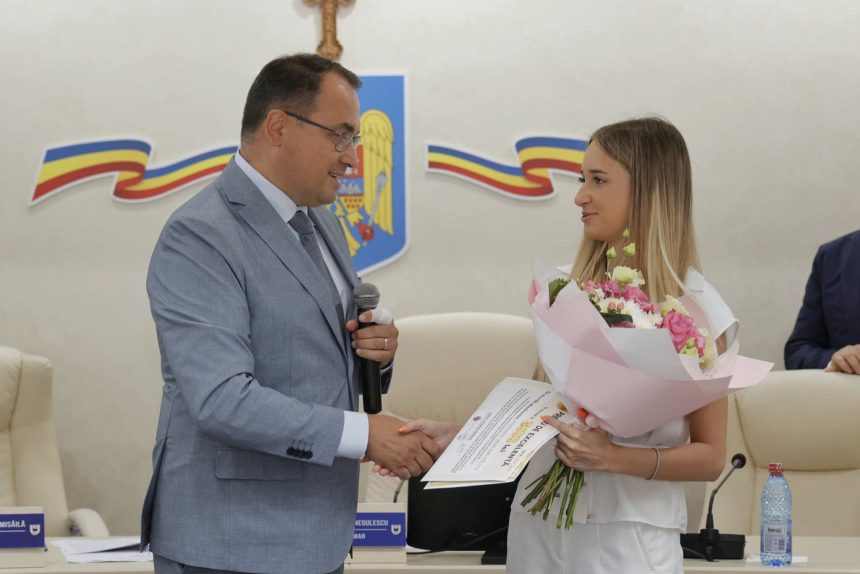 FOTO Eleva din Vrancea care a obtinut singura medie de 10 la Bacalaureat a fost distinsa de Primaria Focsani