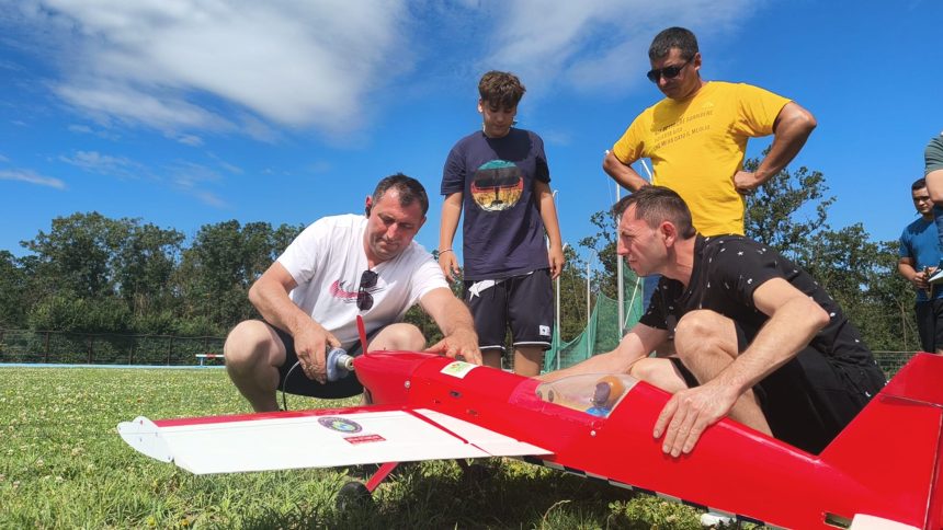 FOTO Vrancenii pe podium la Concursul National de Aeromodele Cupa Buzau