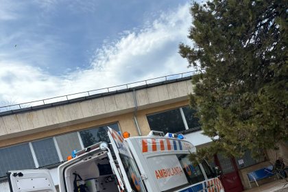 Un barbat cazut in stare de inconstienta pe o strada din Focsani in urma unui infarct miocardic acut a fost salvat de echipajul SAJ Vrancea