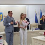 VIDEO Primarul Misaila a premiat o pe Alecsia Miriam Vilcu absolventa de 10 la Bacalaureat tanara a fost acceptata la Carol Davila din Bucuresti cu 99 de puncte