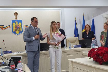 VIDEO Primarul Misaila a premiat o pe Alecsia Miriam Vilcu absolventa de 10 la Bacalaureat tanara a fost acceptata la Carol Davila din Bucuresti cu 99 de puncte