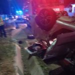 VIDEO o femeie si un copil raniti dupa ce masina in care se aflau a lovit un cap de pod la Brosteni