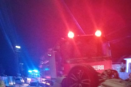 VIDEO o femeie si un copil raniti dupa ce masina in care se aflau a lovit un cap de pod la Brosteni