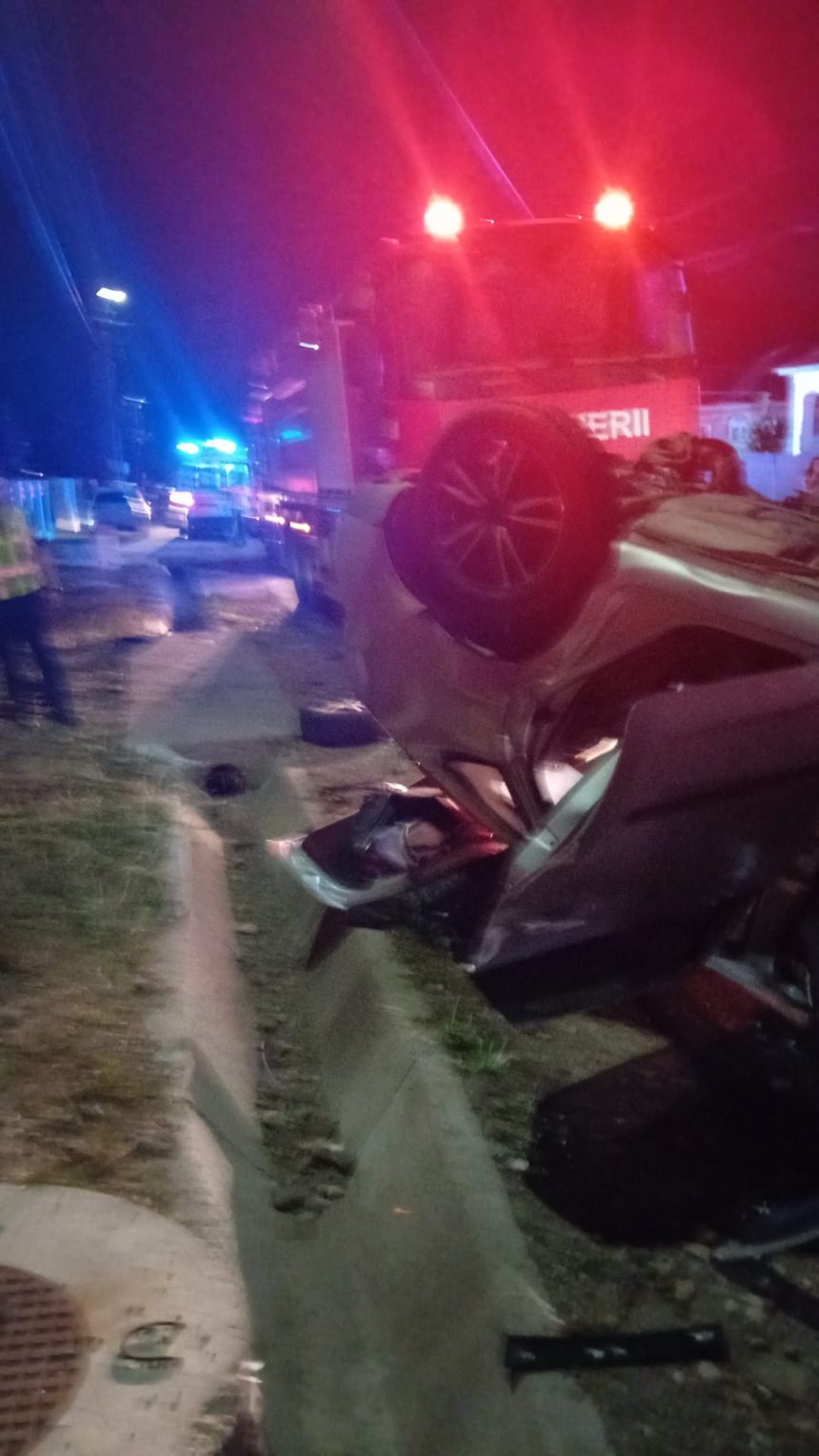 VIDEO o femeie si un copil raniti dupa ce masina in care se aflau a lovit un cap de pod la Brosteni