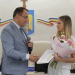 video foto eleva din vrancea care a obtinut singura medie de 10 la bacalaureat a fost recompensata de primaria focsani