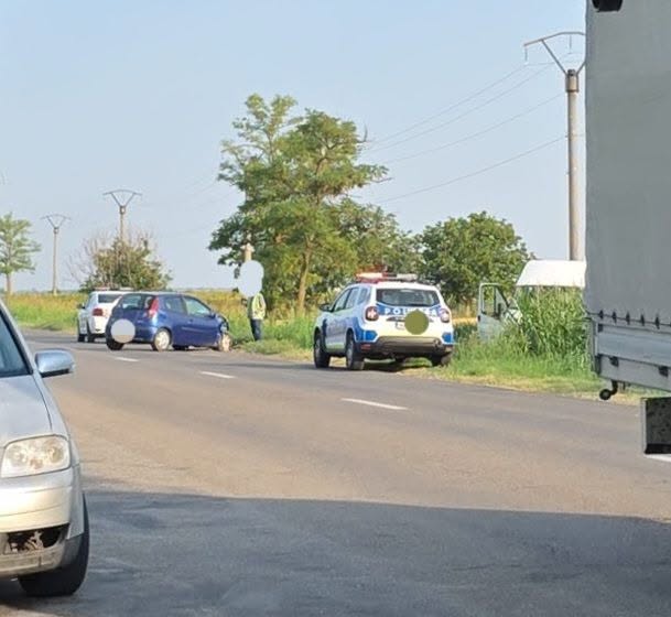 Accident intre o furgoneta si o masina pe DN 23 in Vulturu