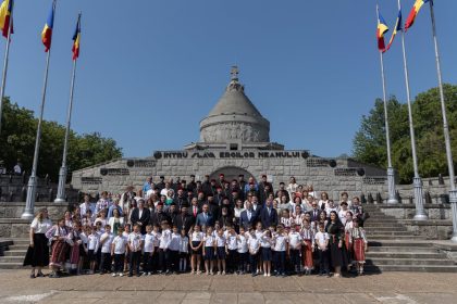 FOTO Mausoleul Eroilor Marasesti IPS Ciprian a oficiat Sfanta Liturghie in prezenta presedintelui Nicusor Halici si a primarilor Cristi Misaila si Adrian Toderascu