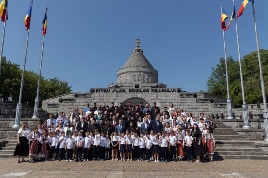 FOTO Mausoleul Eroilor Marasesti IPS Ciprian a oficiat Sfanta Liturghie in prezenta presedintelui Nicusor Halici si a primarilor Cristi Misaila si Adrian Toderascu
