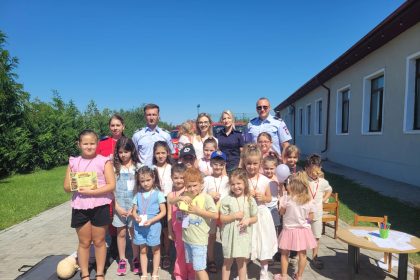 FOTO Pompierii din Vrancea alaturi de copii pentru o lectie despre preventie responsabilitate si siguranta