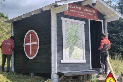 FOTO Salvamont Vrancea reamenajeaza traseele turistice din zona Pietrosu