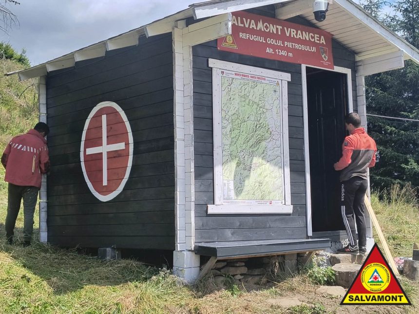 FOTO Salvamont Vrancea reamenajeaza traseele turistice din zona Pietrosu